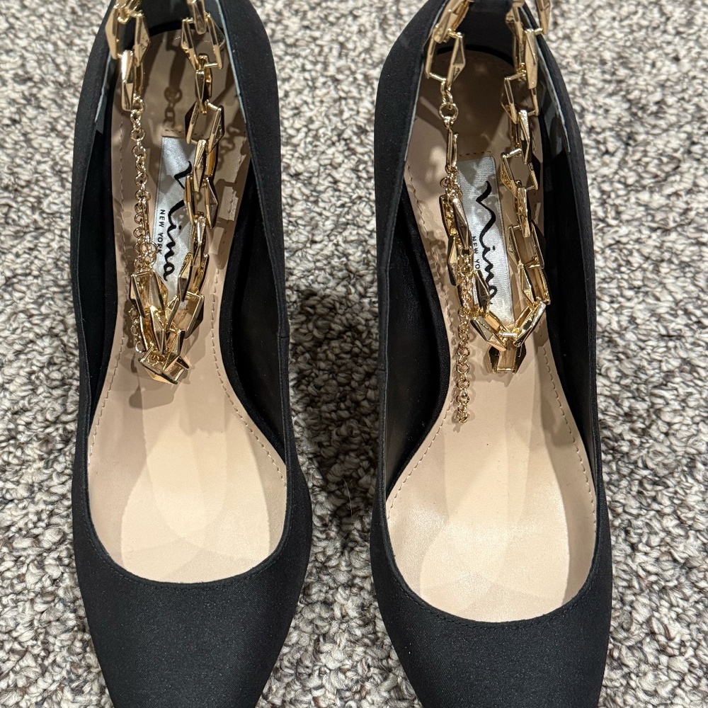 NORALYNC black heel Gold chain- used once excellent condition